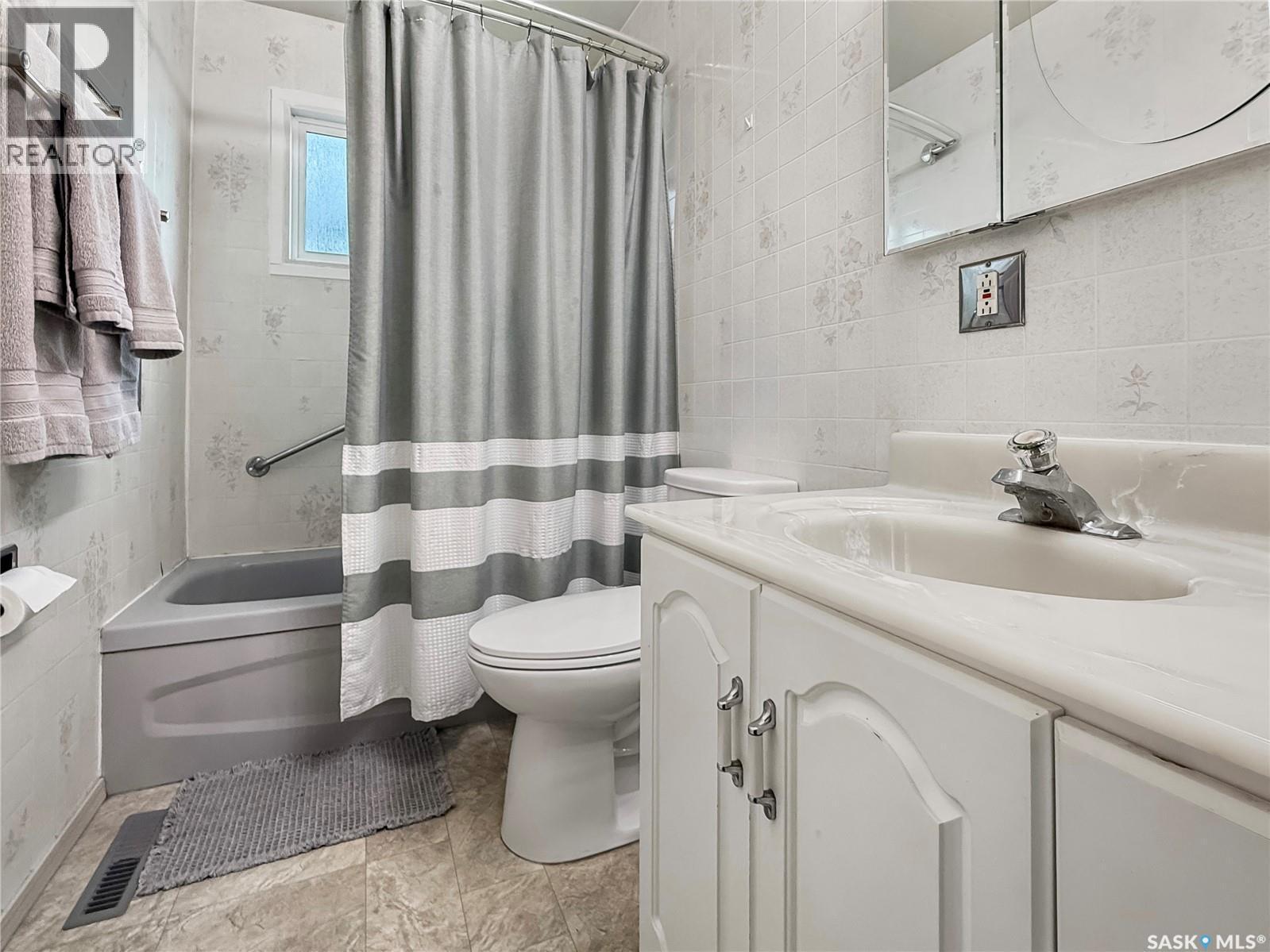 890 10Th Avenue Ne, Swift Current, SK