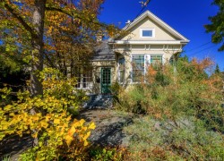1736 Haultain St Victoria, BC V8R 2L2