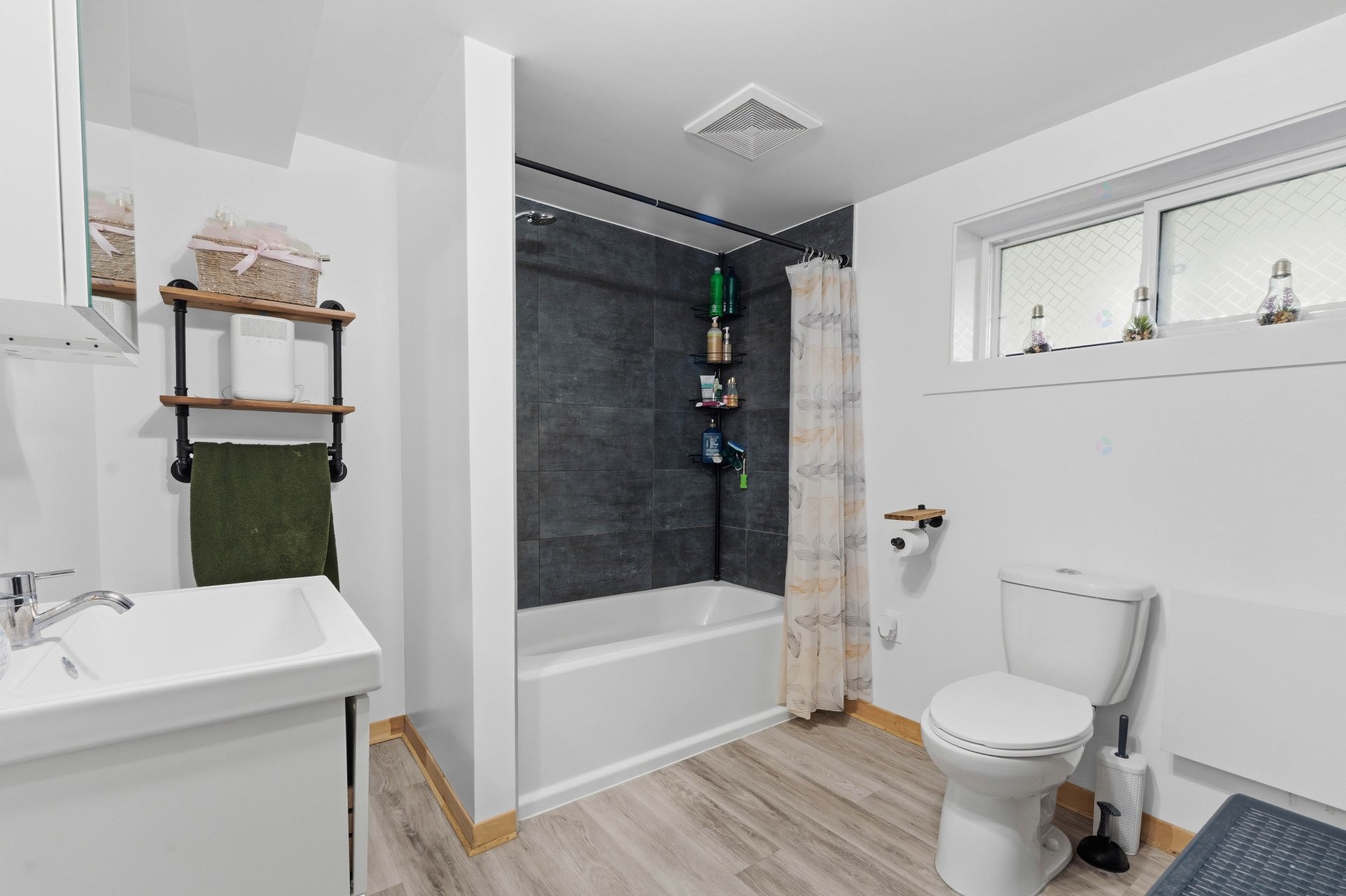 Bathroom - 4 Rue Gamache, Sainte-Clotilde, QC