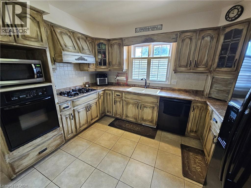 Spacious Kitchen with built-in appliances - 120 Lynndale Road, Simcoe, ON