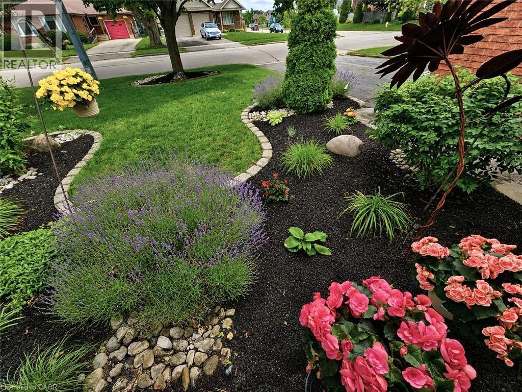Manicured gardens with stone borders - 120 Lynndale Road, Simcoe, ON