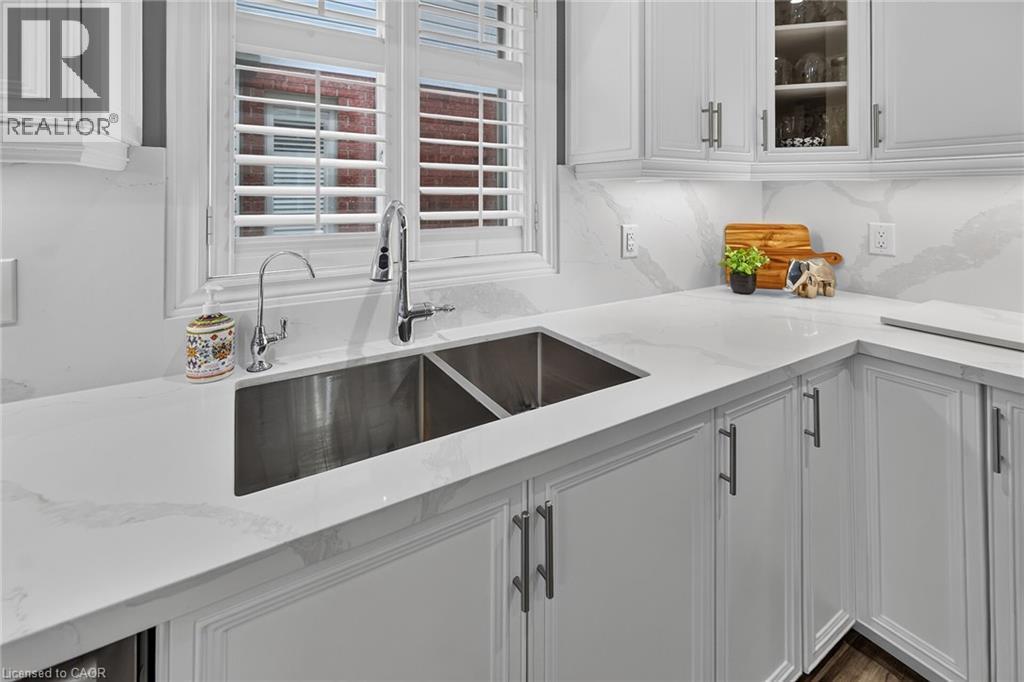 Double sinks with natural light - 43 Wilbur Drive, Binbrook, ON