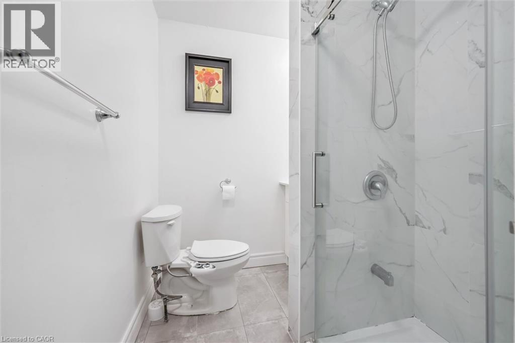 Fresh clean four piece bathroom - 178 Westcourt Place, Waterloo, ON