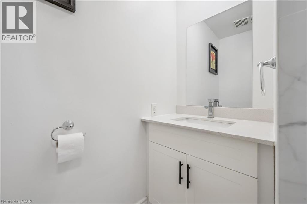 Fresh clean four piece bathroom - 178 Westcourt Place, Waterloo, ON
