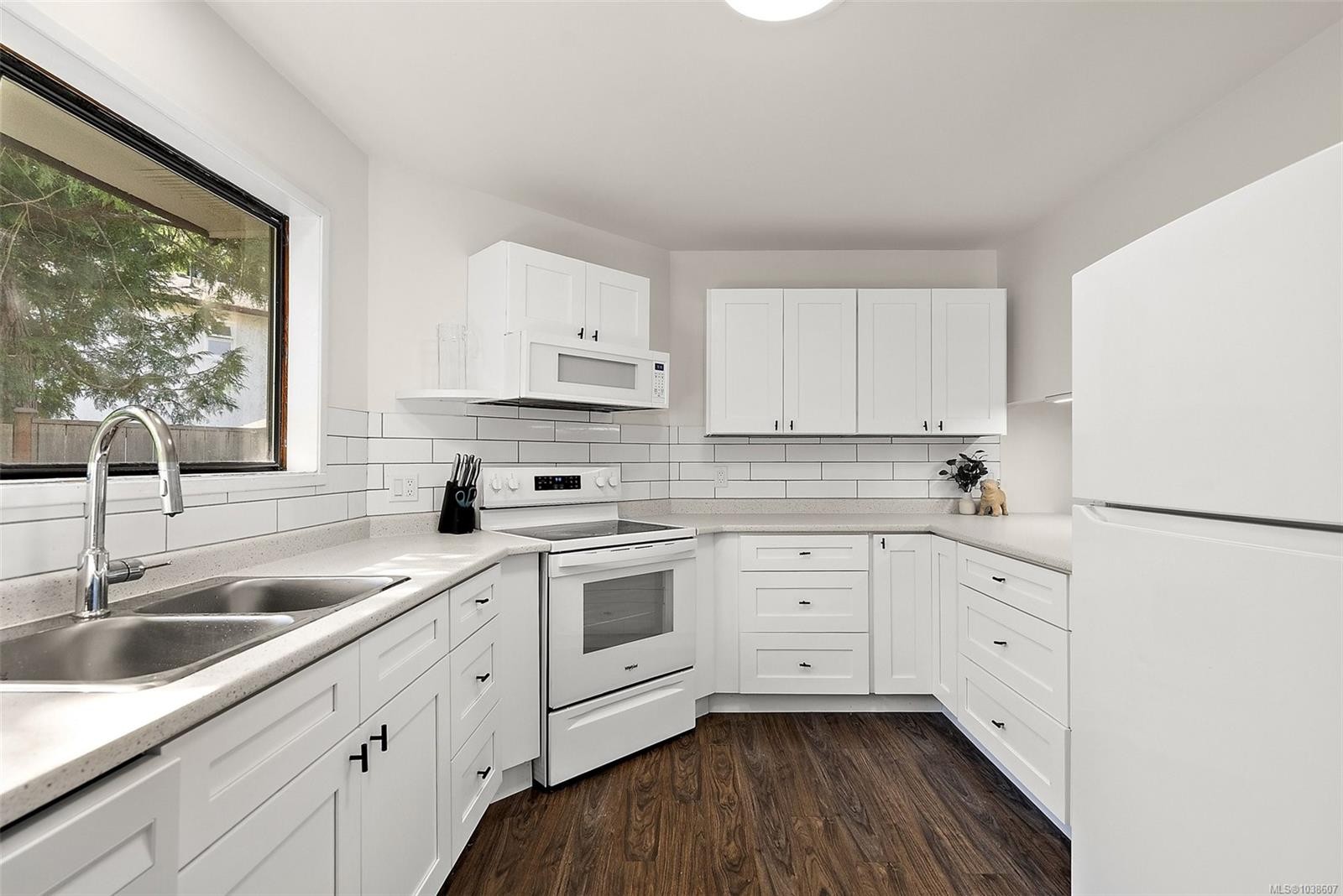 1871 Fairburn Dr, Saanich, BC