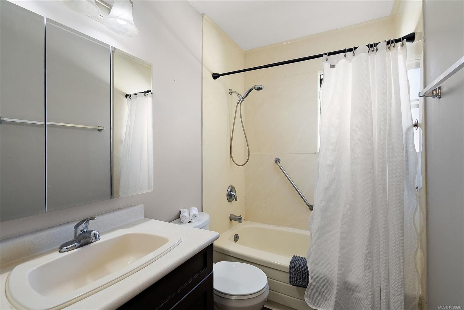 1871 Fairburn Dr, Saanich, BC