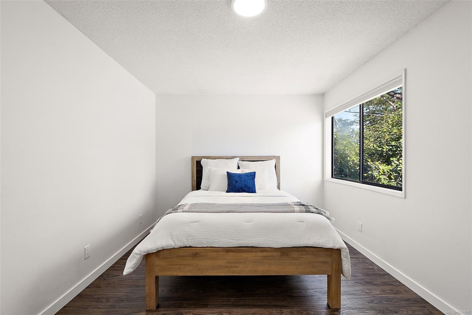 1871 Fairburn Dr, Saanich, BC