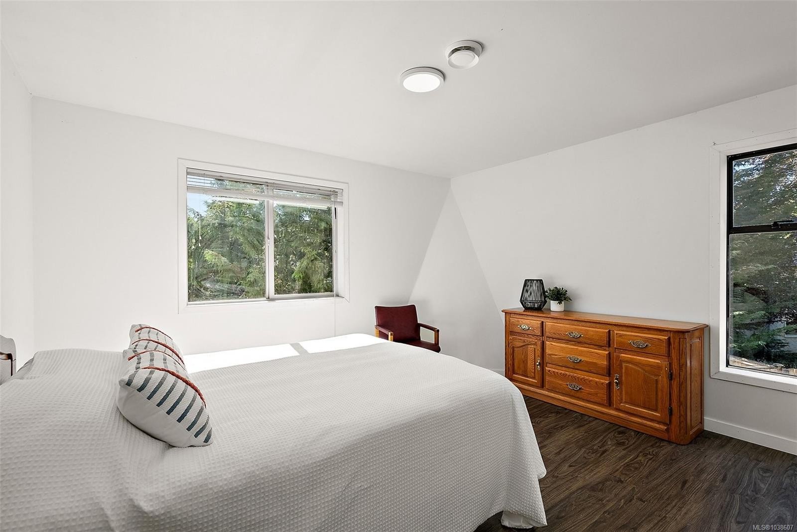 1871 Fairburn Dr, Saanich, BC