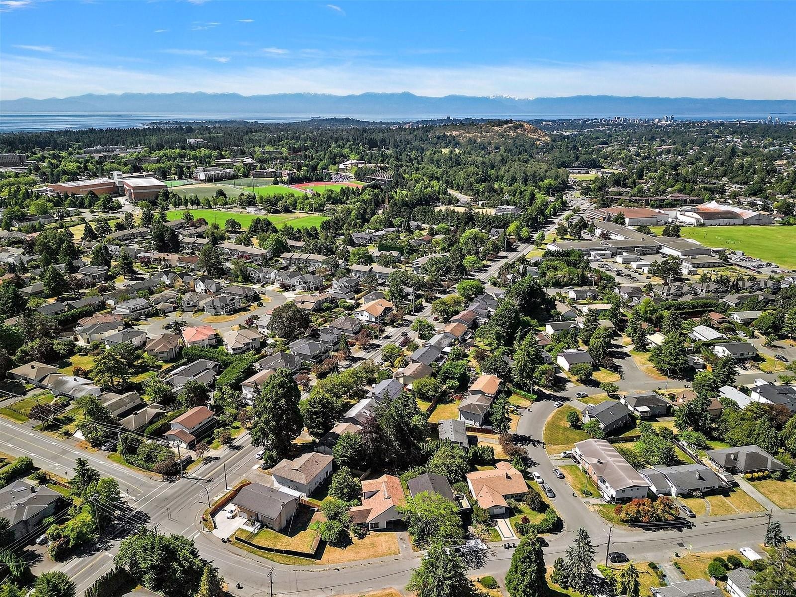 1871 Fairburn Dr, Saanich, BC