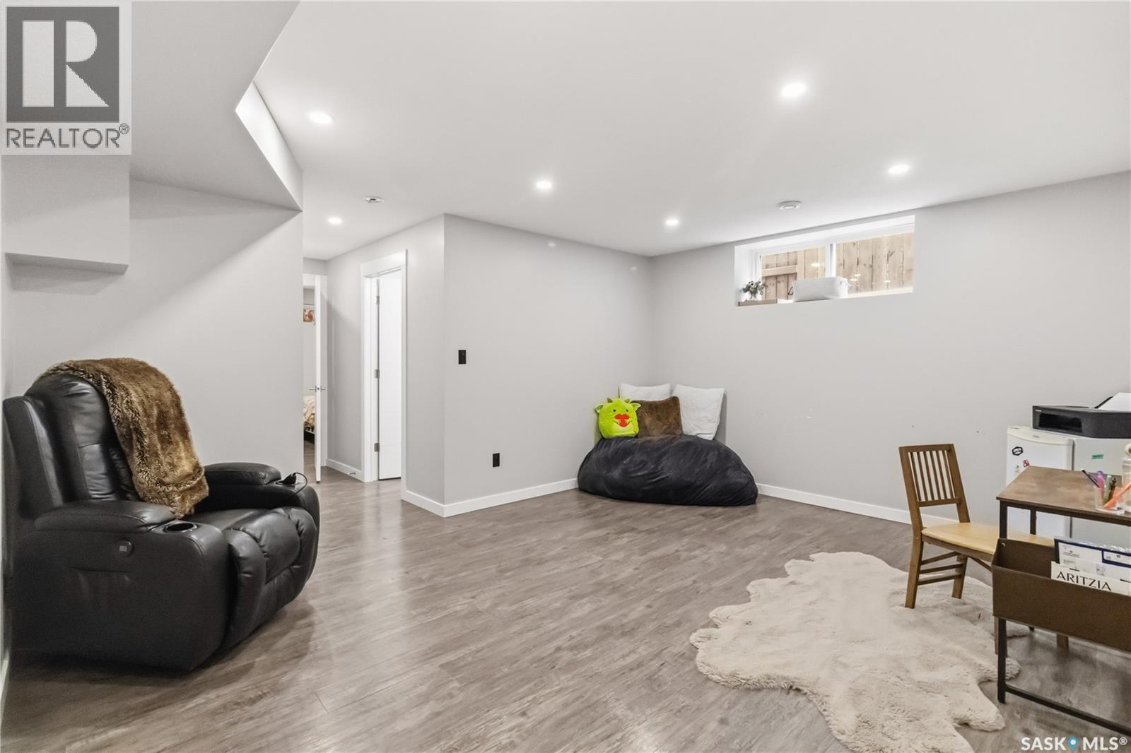 527 Kloppenburg Crescent, Saskatoon, SK