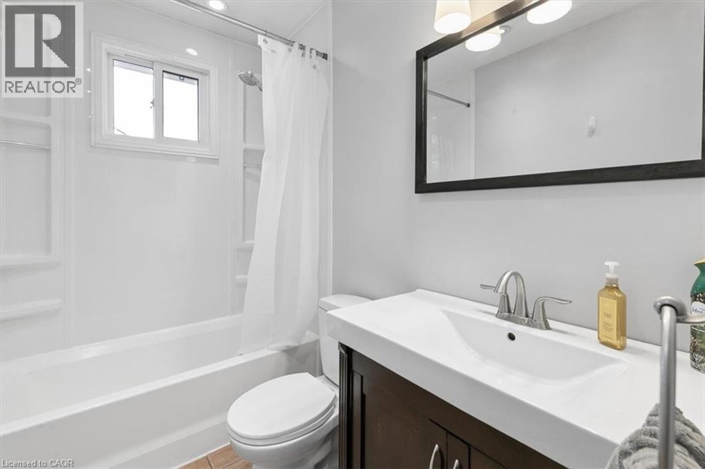Upper level Bathroom - 96 Pathfinder Crescent, Kitchener, ON