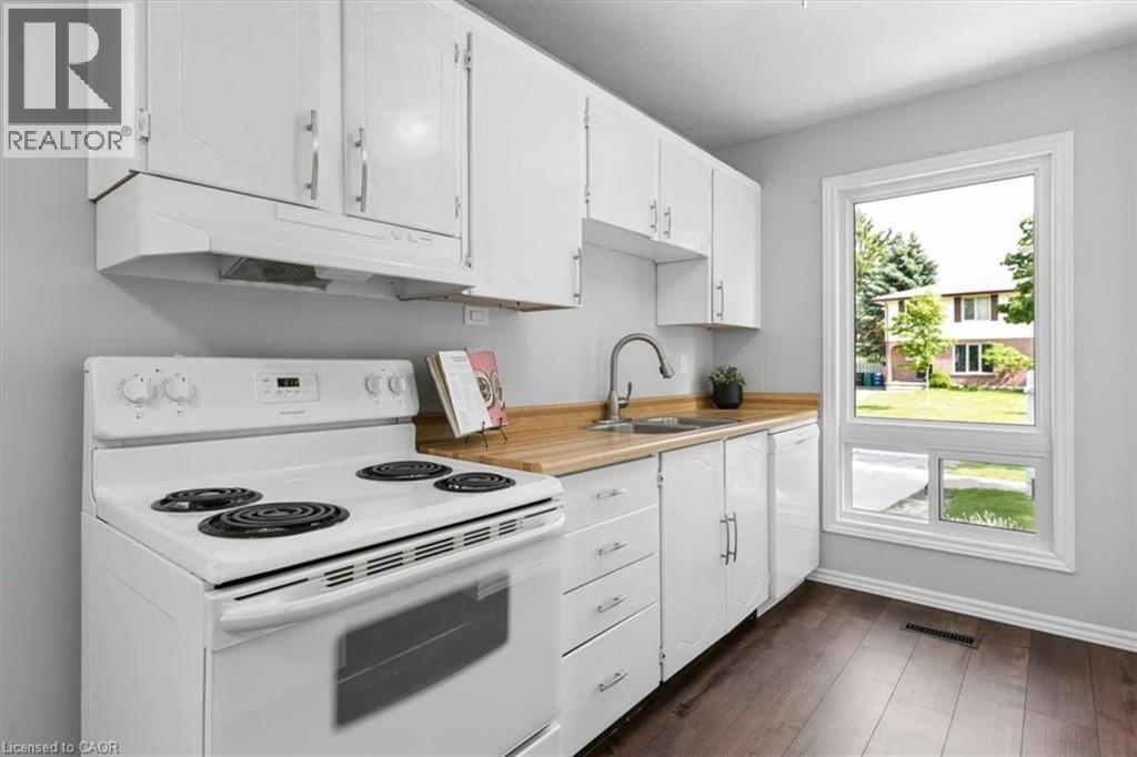 Upper level kitchen - 96 Pathfinder Crescent, Kitchener, ON