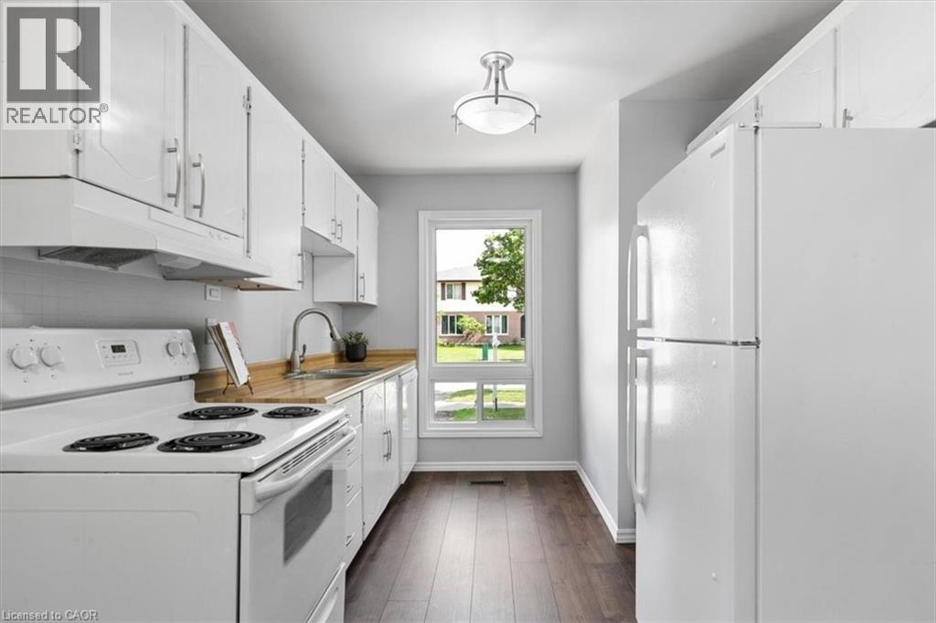 Upper level kitchen - 96 Pathfinder Crescent, Kitchener, ON