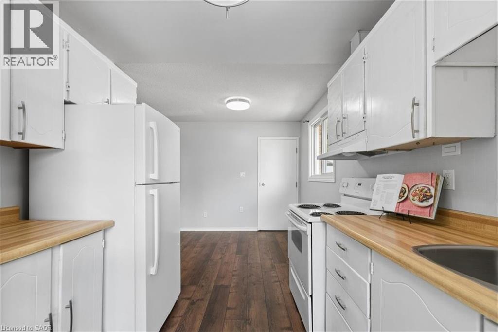 Upper level kitchen - 96 Pathfinder Crescent, Kitchener, ON