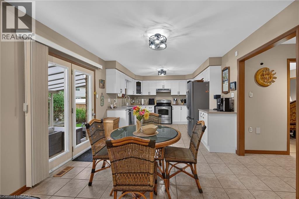 84 Jamieson Drive, Caledonia, ON - Indoor Photo Showing Dining Room