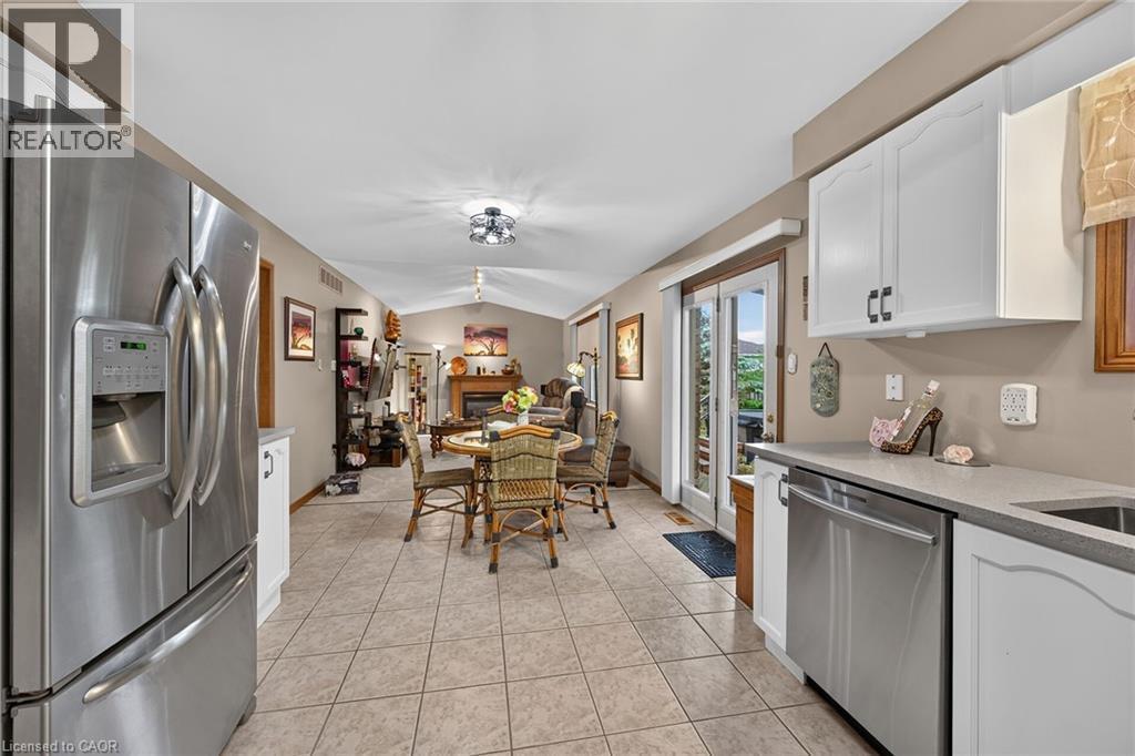 84 Jamieson Drive, Caledonia, ON - Indoor Photo Showing Kitchen
