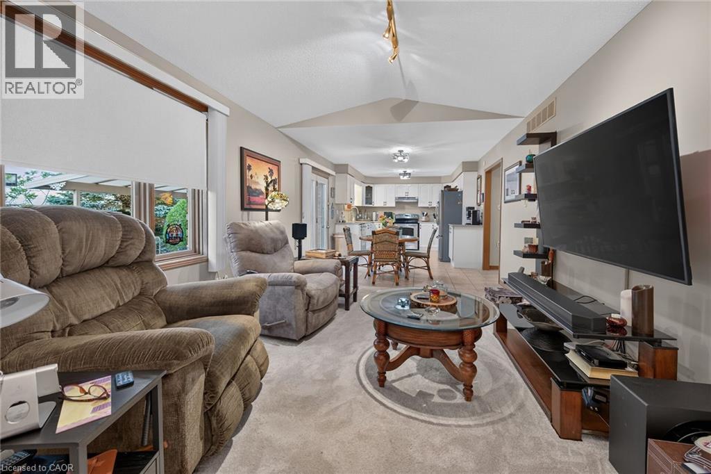 84 Jamieson Drive, Caledonia, ON - Indoor Photo Showing Living Room