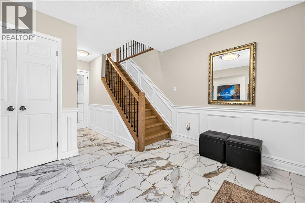 15 Cheval Drive, Grimsby, ON - Indoor Photo Showing Other Room