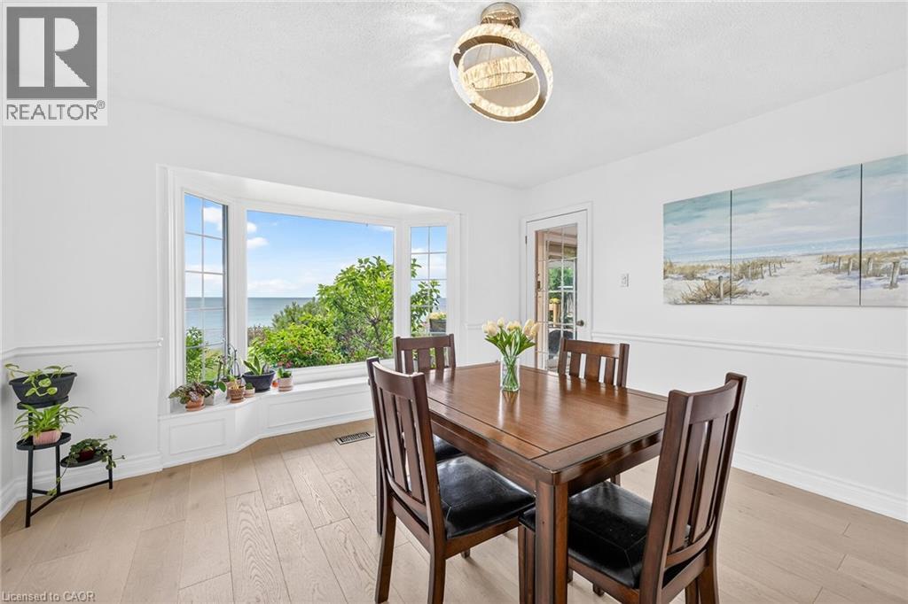 Bay window offering expansive water scenery - 15 Cheval Drive, Grimsby, ON - Indoor Photo Showing Dining Room