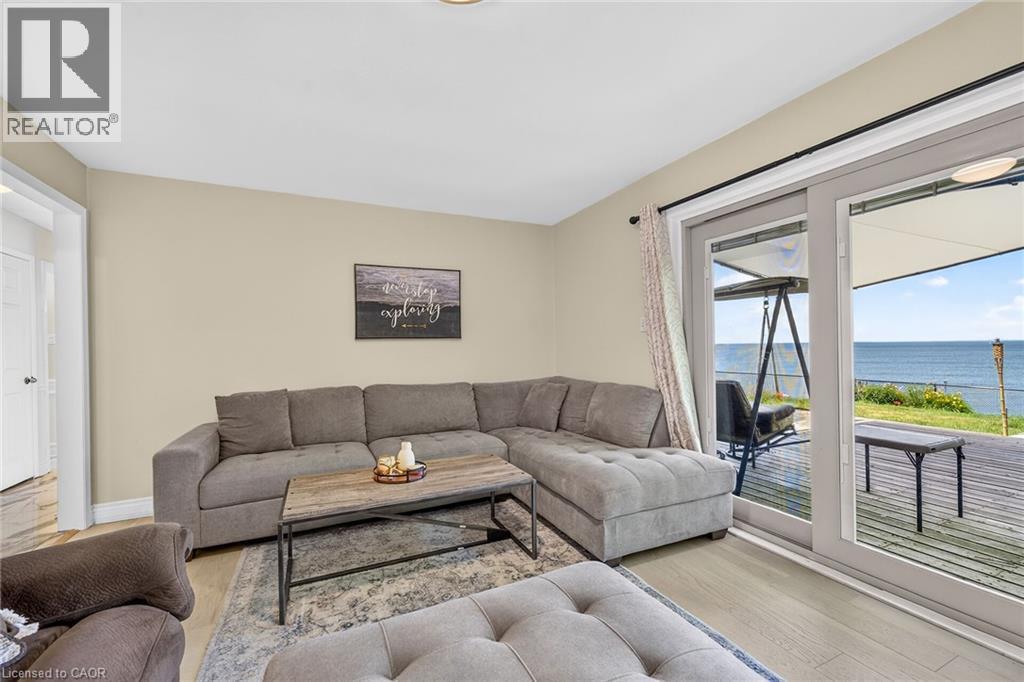 15 Cheval Drive, Grimsby, ON - Indoor Photo Showing Living Room