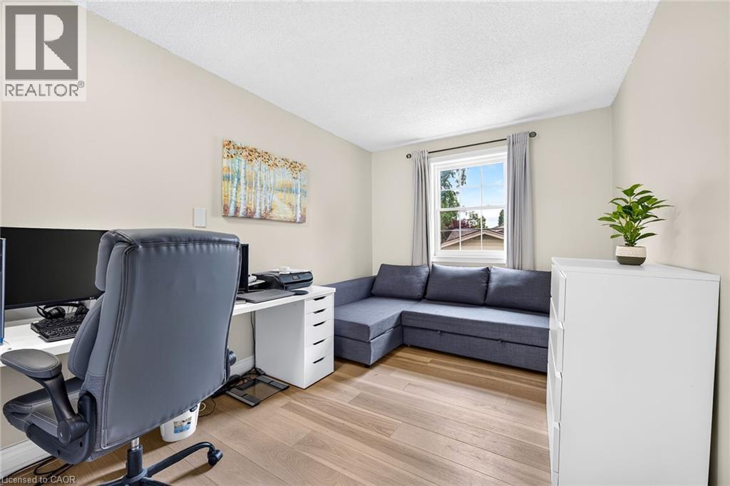 Neutral wall tones with wood-finish flooring - 15 Cheval Drive, Grimsby, ON - Indoor Photo Showing Office