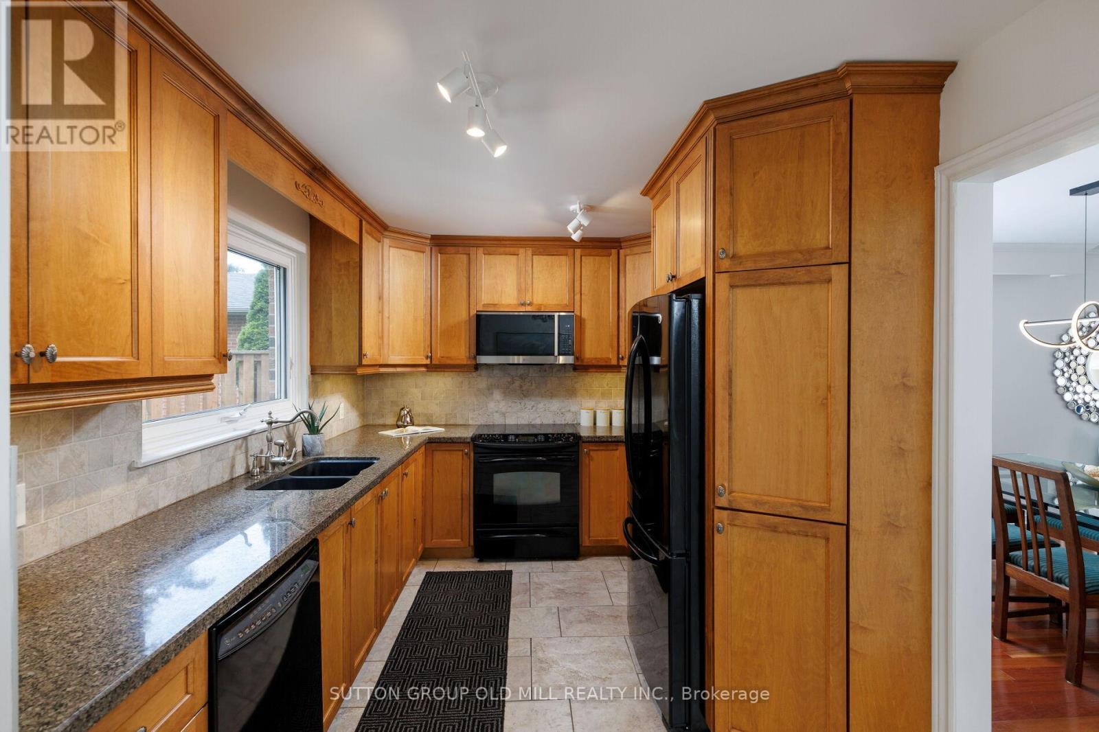 853 Kowal Drive, Mississauga, ON