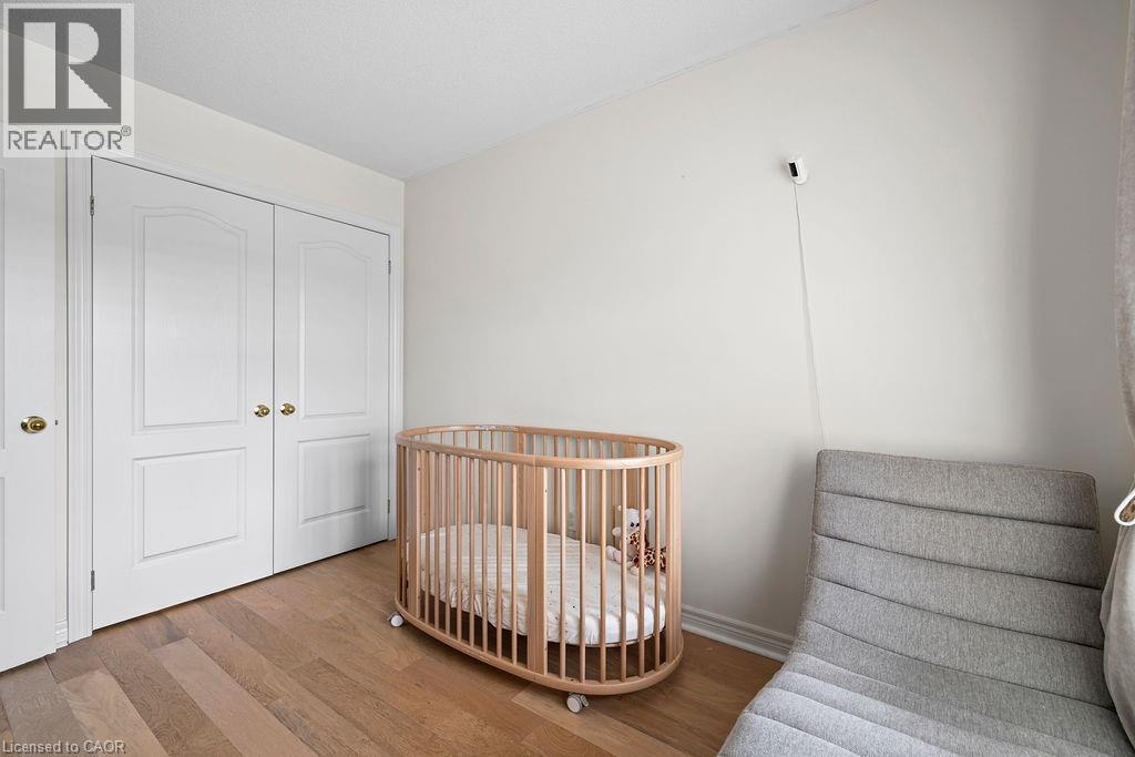 Light wood-finish flooring complements the neutral wall color - 4670 Thomas Alton Boulevard, Burlington, ON