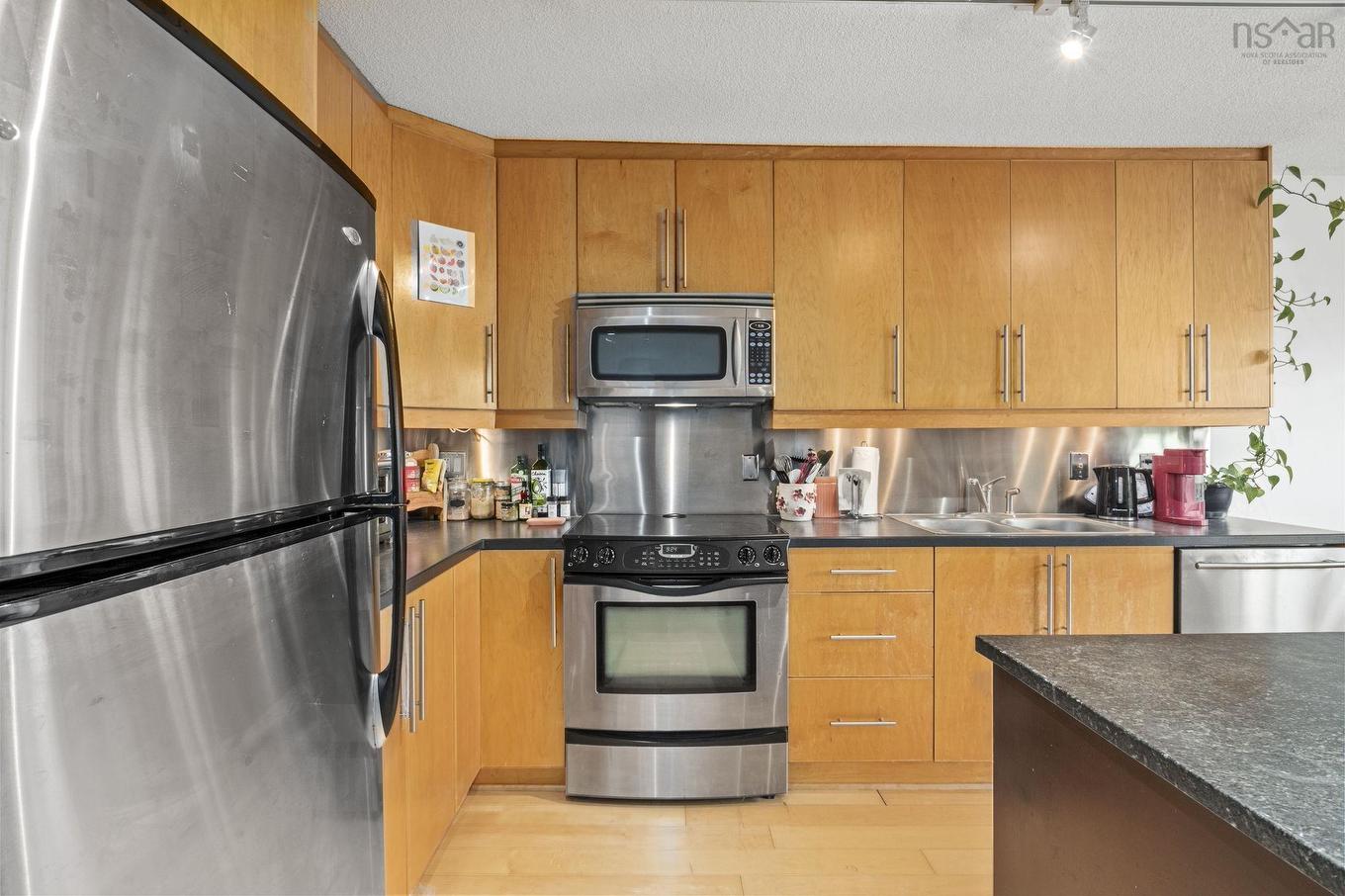 404 990 Mclean Street, Halifax, NS - Indoor Photo Showing Kitchen