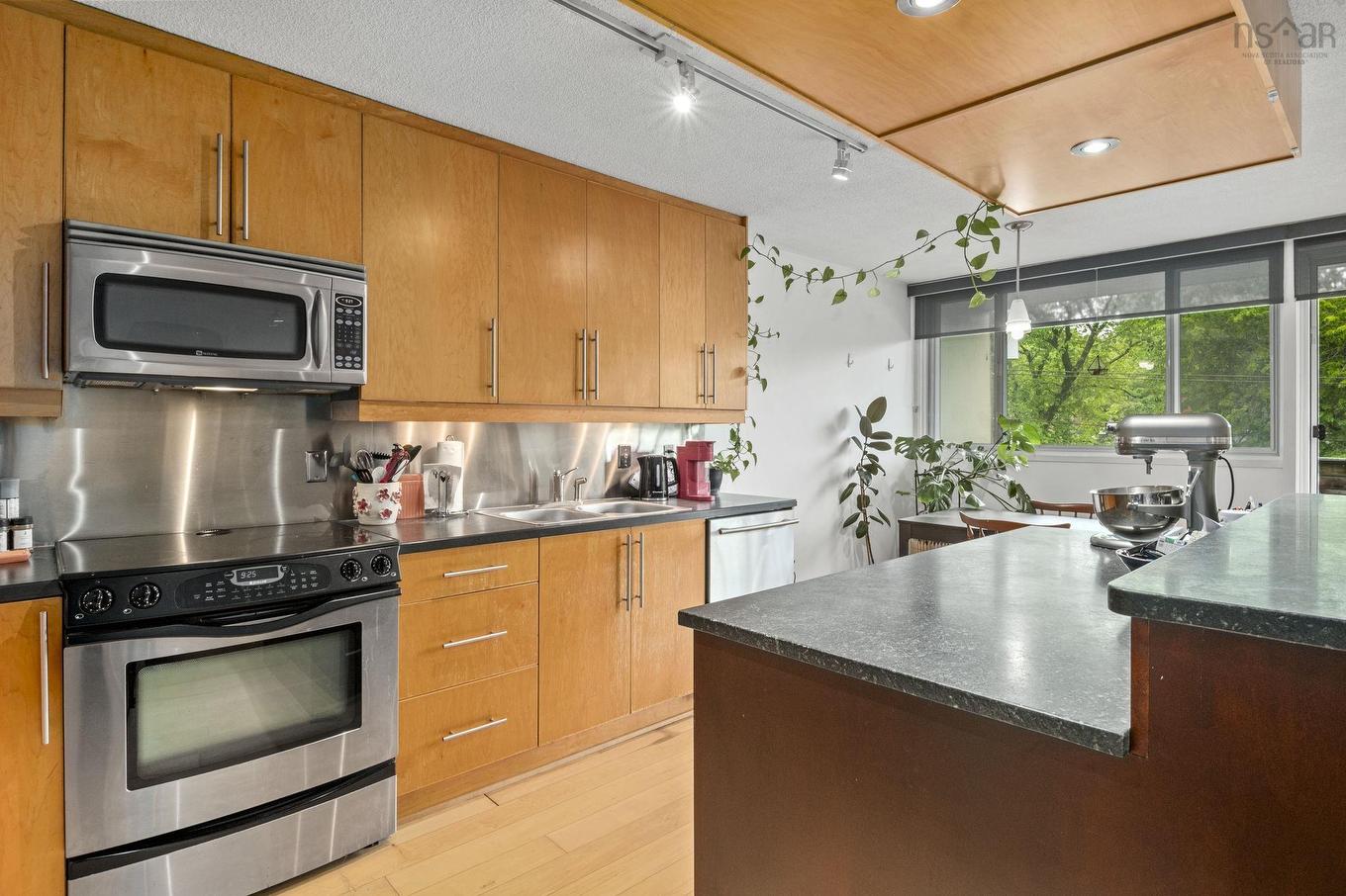 404 990 Mclean Street, Halifax, NS - Indoor Photo Showing Kitchen With Double Sink