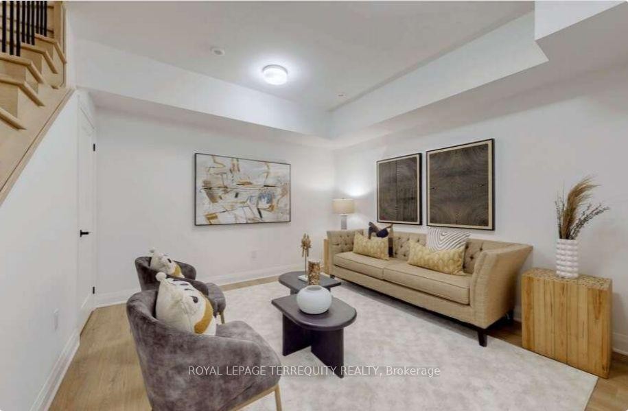 150 Alton Crescent, Vaughan, ON - Indoor Photo Showing Living Room