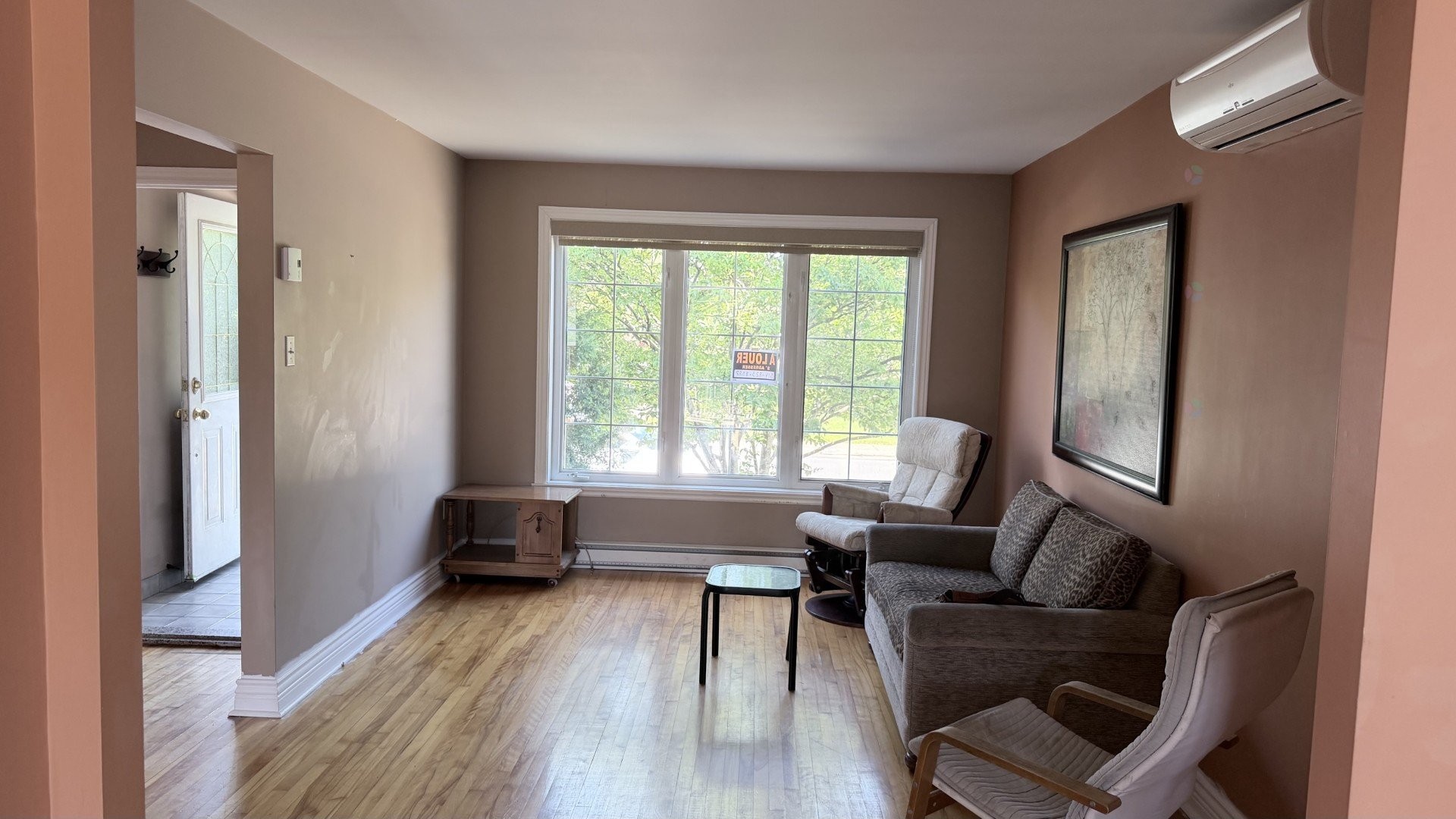 Salon - 352 Rue De Touraine, Longueuil (Le Vieux-Longueuil), QC
