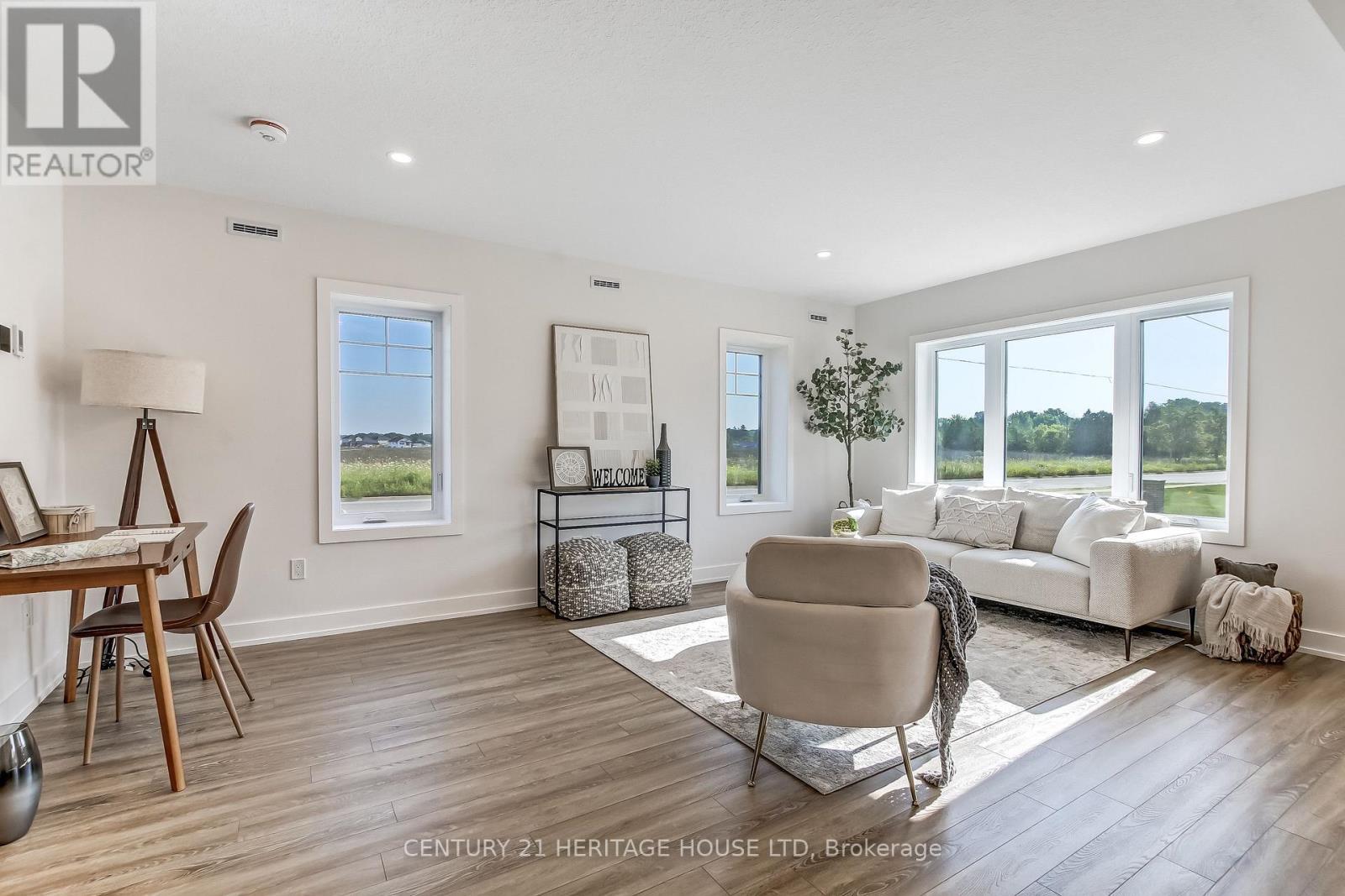 36 Hawks Gate, Central Elgin, ON - Indoor Photo Showing Living Room