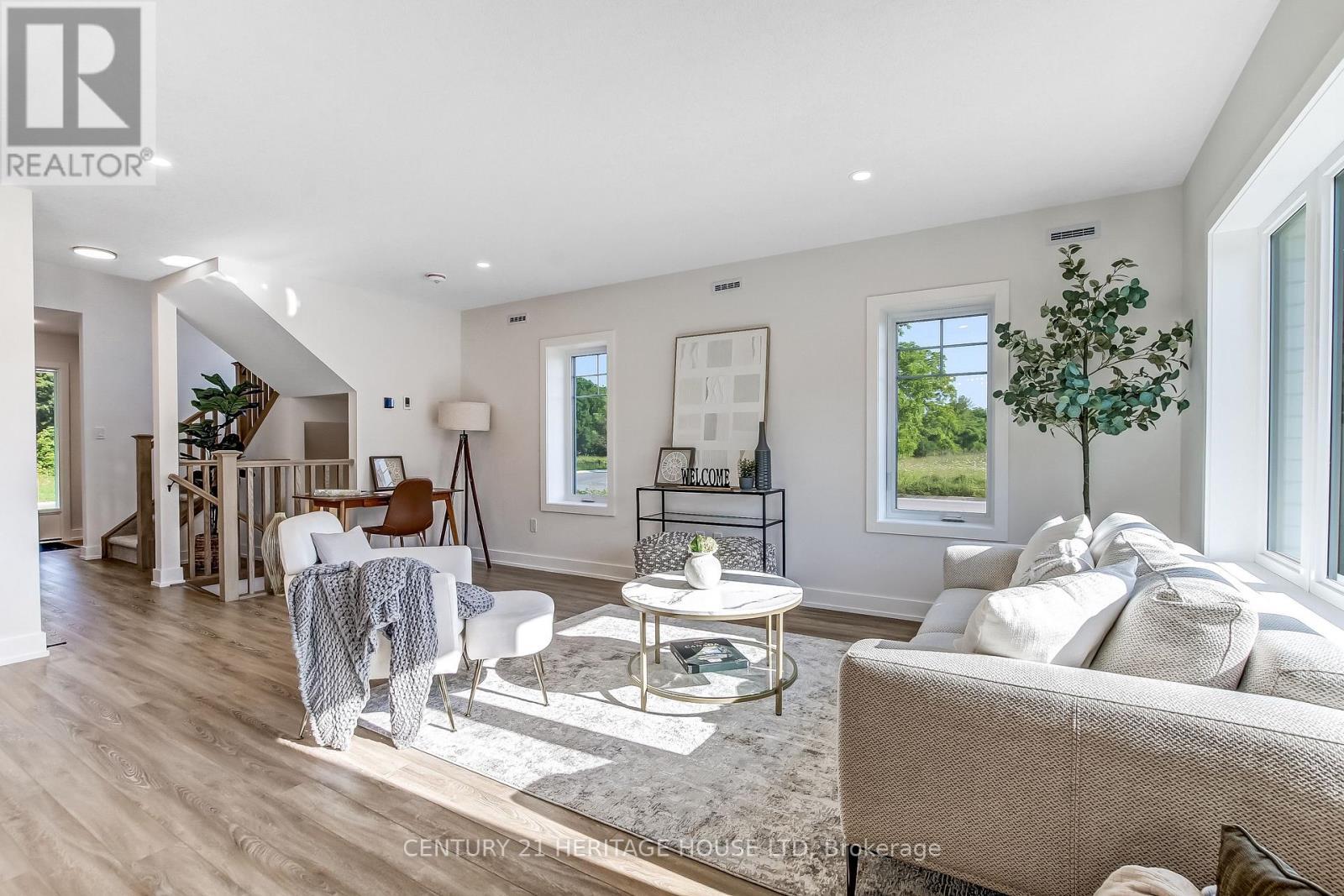 36 Hawks Gate, Central Elgin, ON - Indoor Photo Showing Living Room