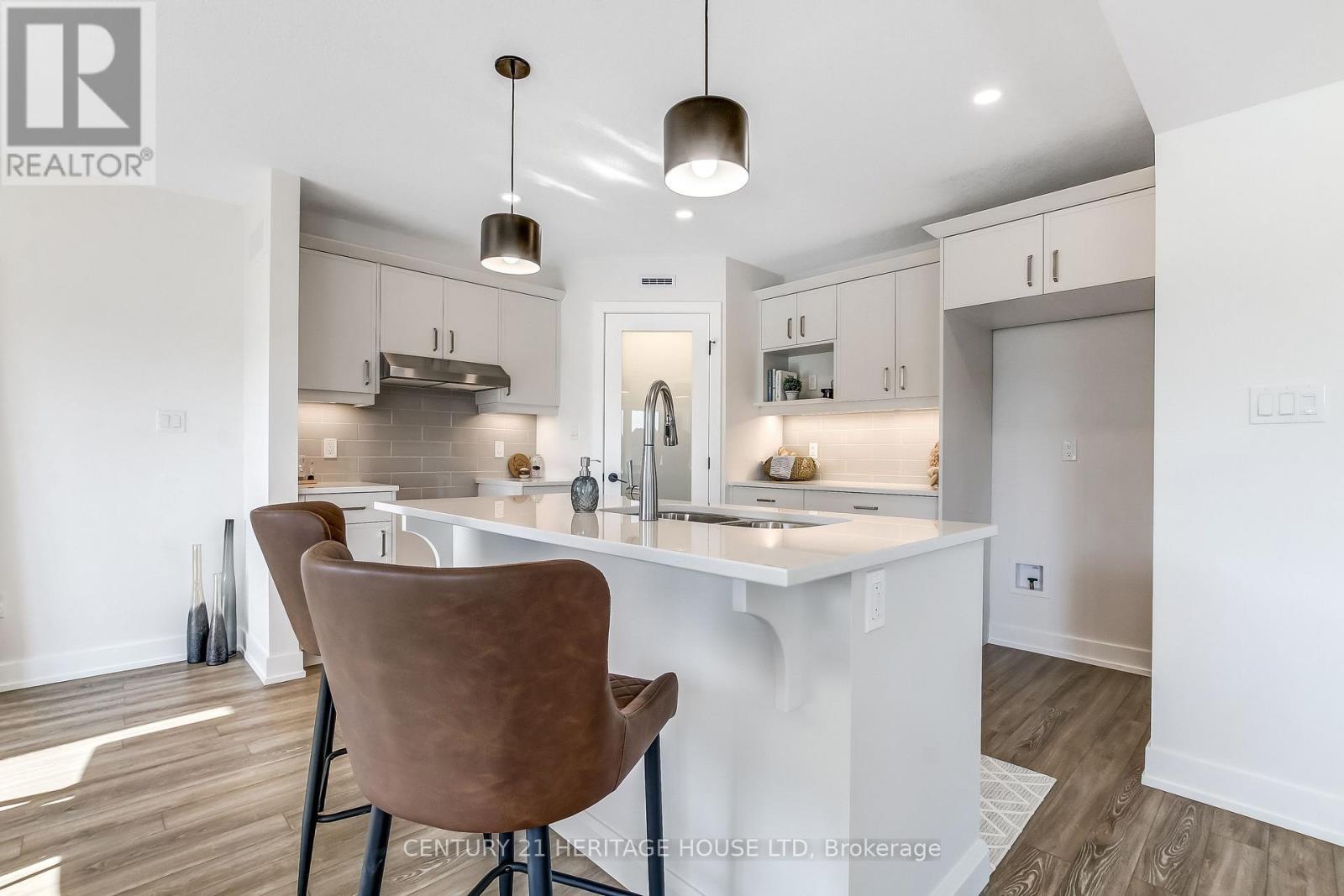 36 Hawks Gate, Central Elgin, ON - Indoor Photo Showing Kitchen With Upgraded Kitchen