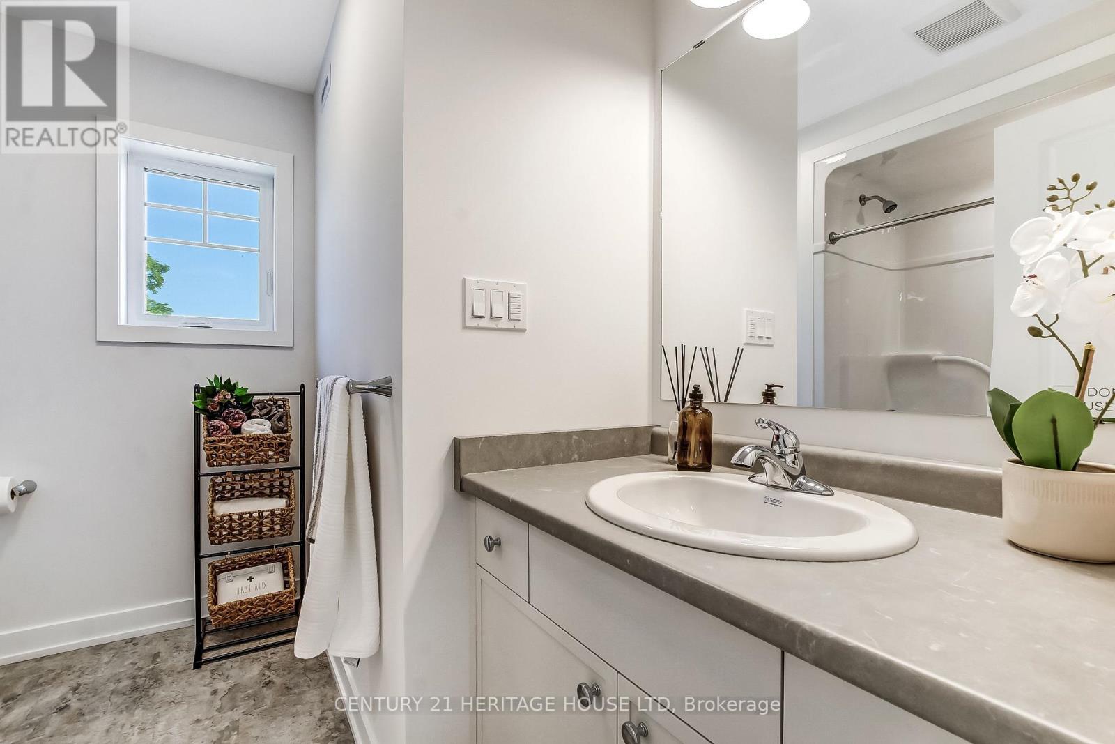 36 Hawks Gate, Central Elgin, ON - Indoor Photo Showing Bathroom