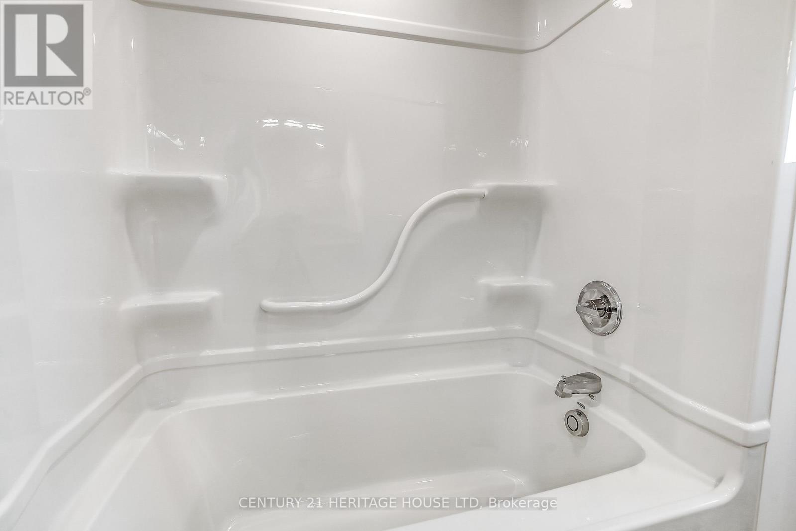 36 Hawks Gate, Central Elgin, ON - Indoor Photo Showing Bathroom