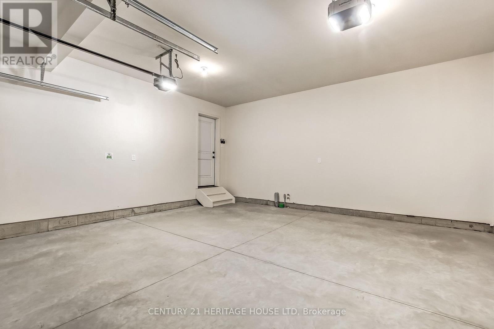 36 Hawks Gate, Central Elgin, ON - Indoor Photo Showing Garage
