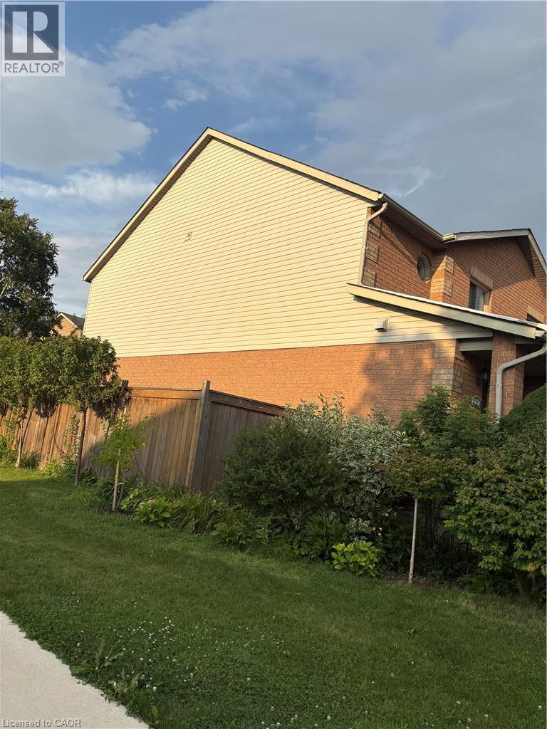 Brick and siding exterior . - 125 Terni Boulevard, Hamilton, ON - Outdoor