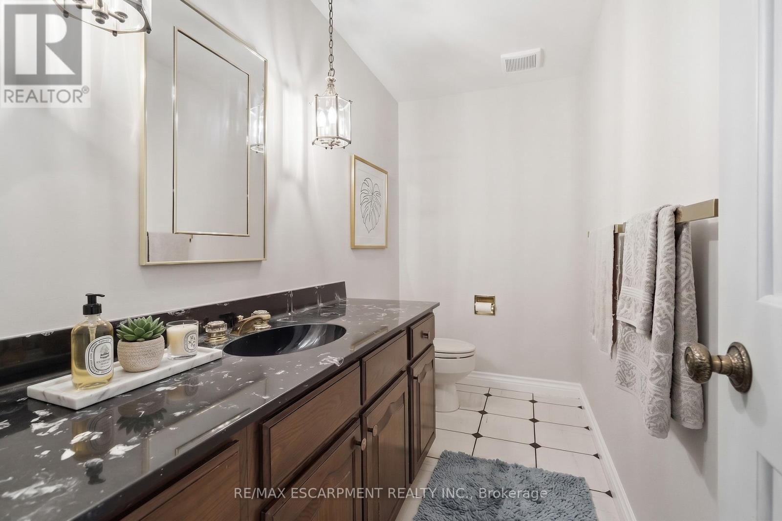 Virtually Staged - 19 Verdun Court, Hamilton, ON