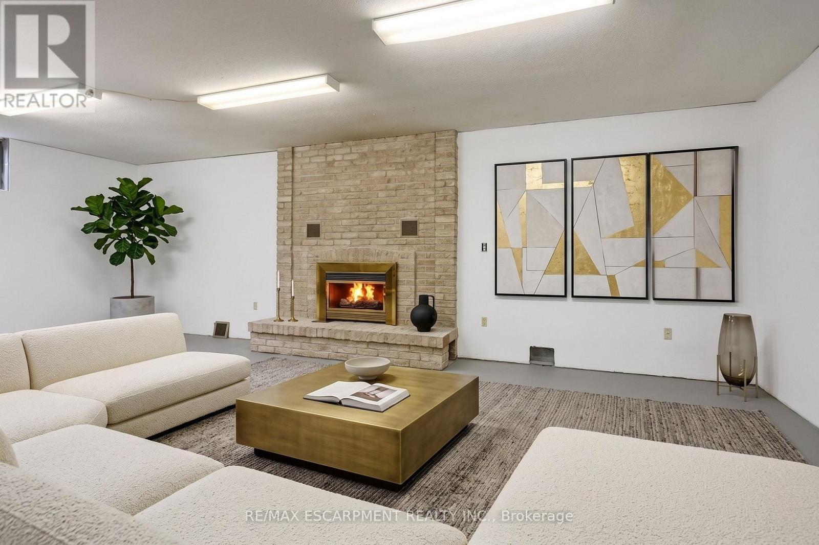 Virtually Staged - 19 Verdun Court, Hamilton, ON