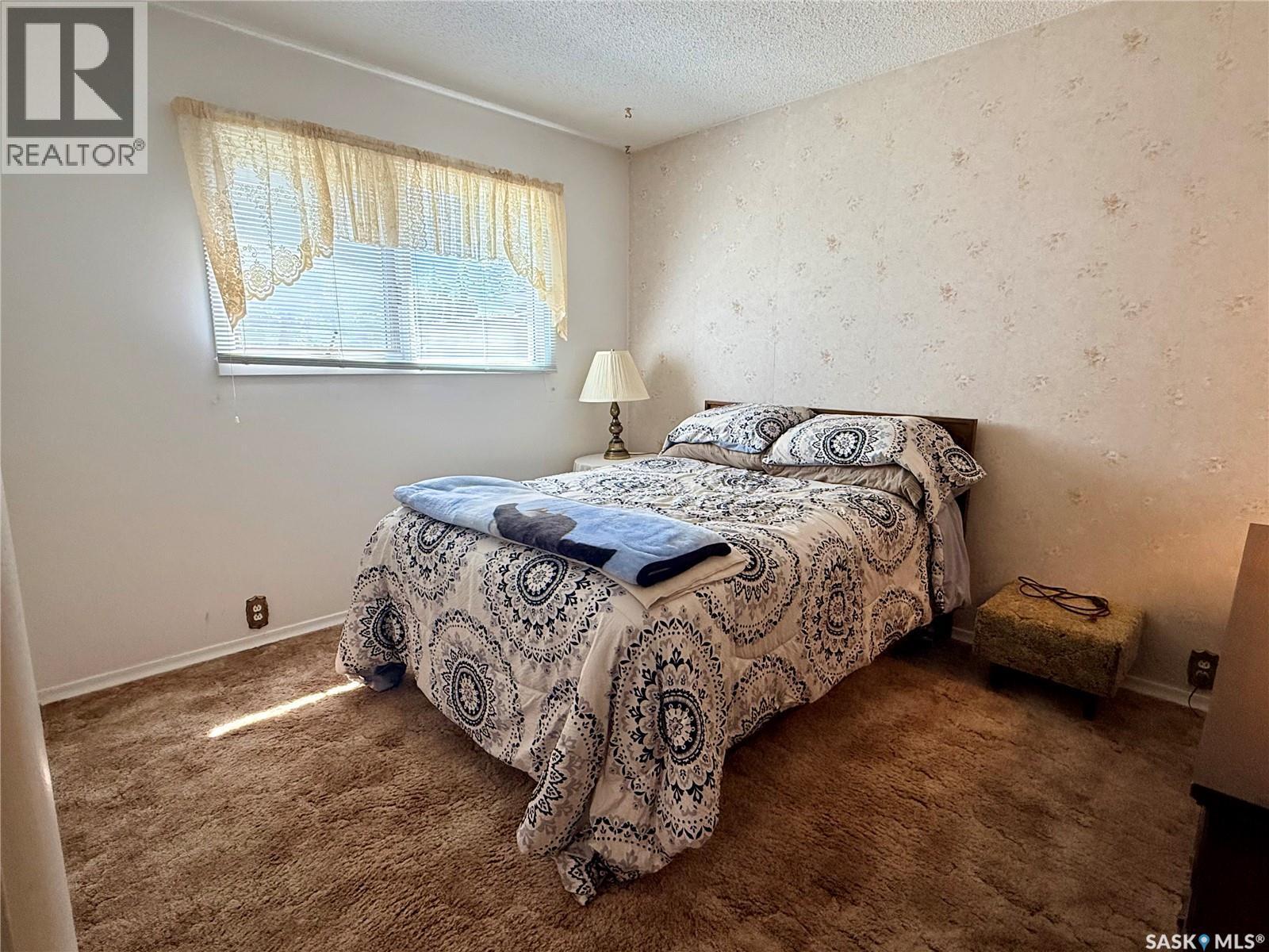 201 3Rd Street E, Ponteix, SK