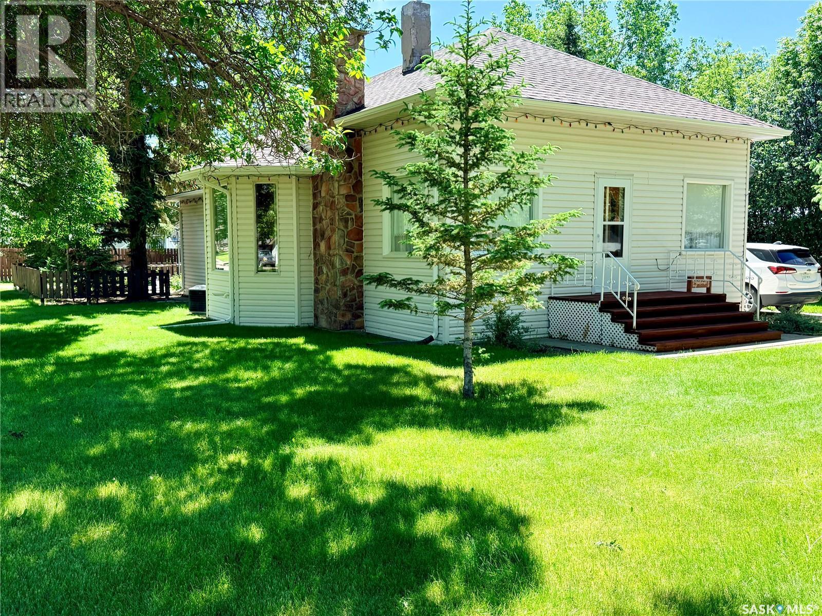 201 3Rd Street E, Ponteix, SK