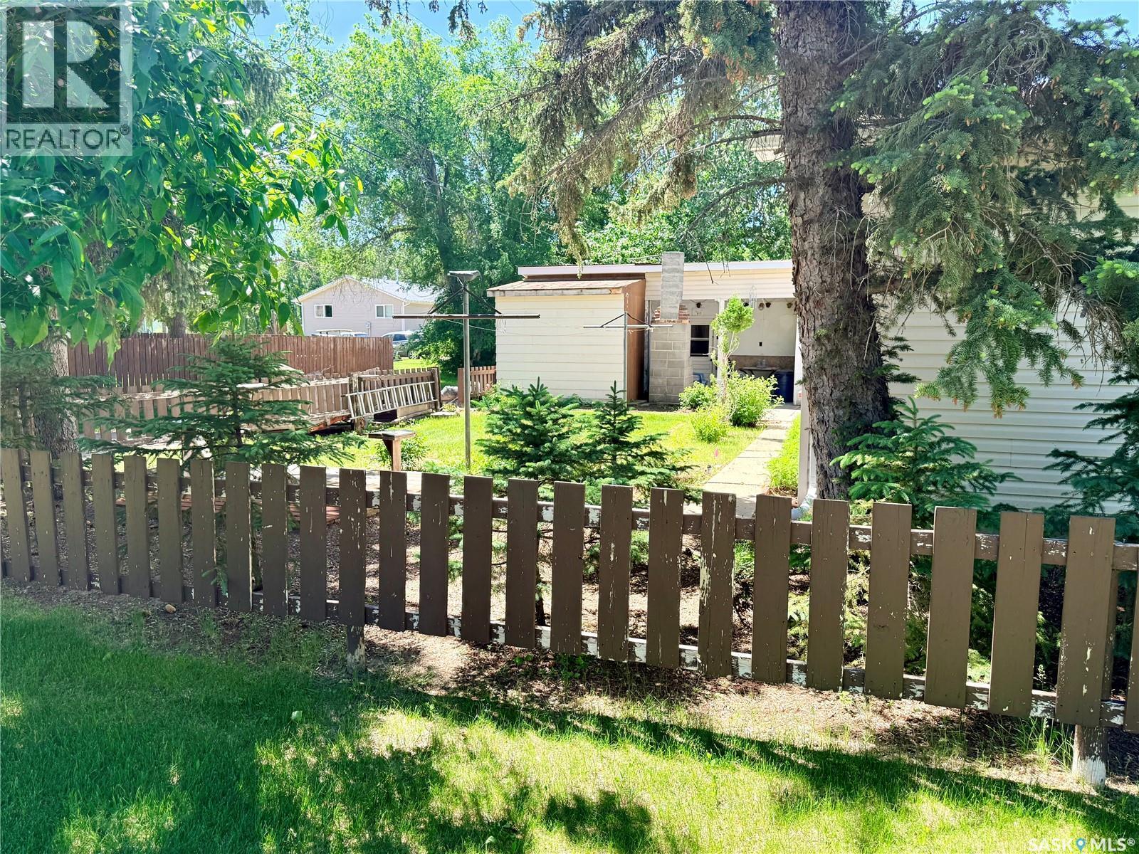 201 3Rd Street E, Ponteix, SK