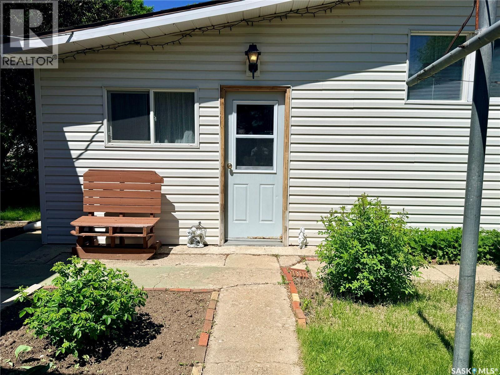 201 3Rd Street E, Ponteix, SK