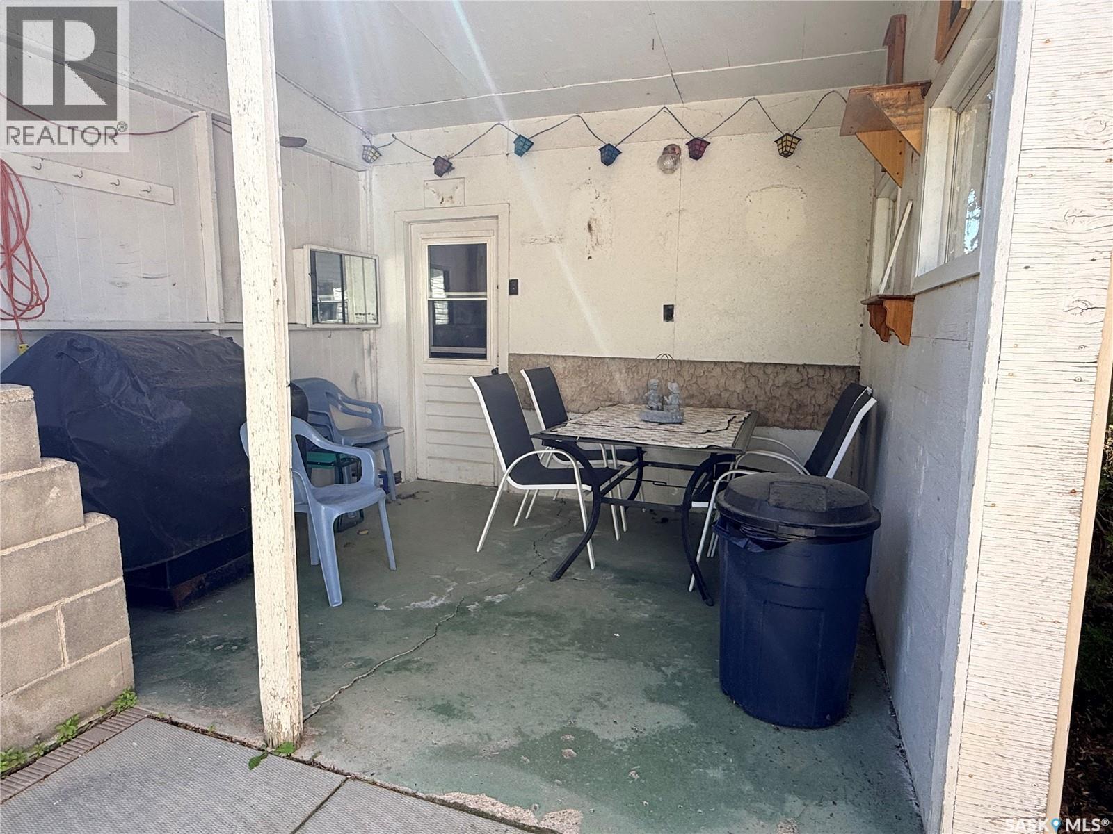 201 3Rd Street E, Ponteix, SK