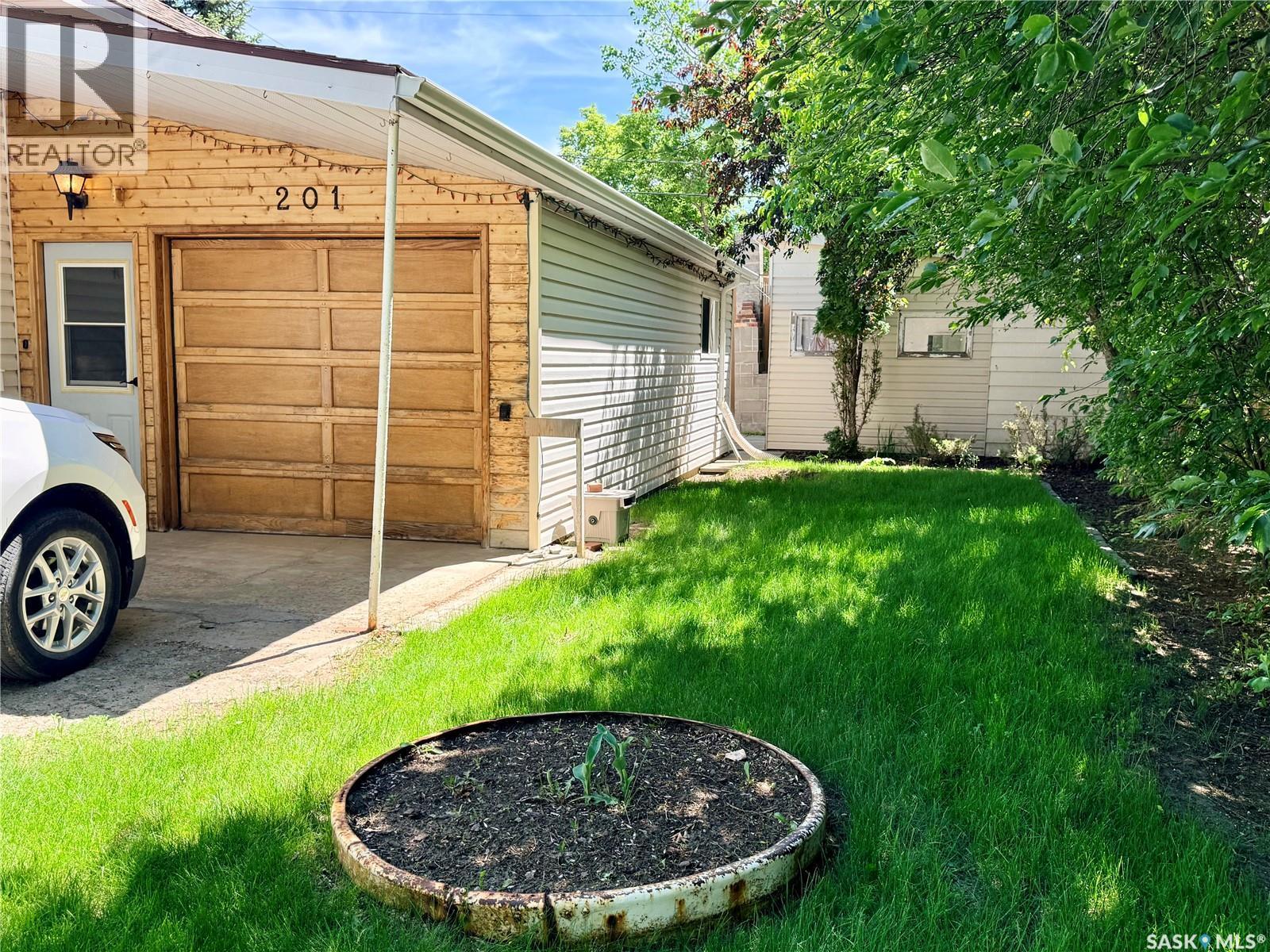 201 3Rd Street E, Ponteix, SK