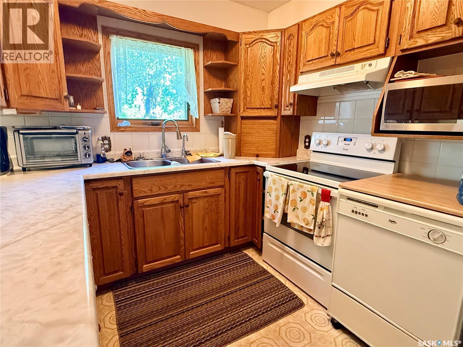 201 3Rd Street E, Ponteix, SK