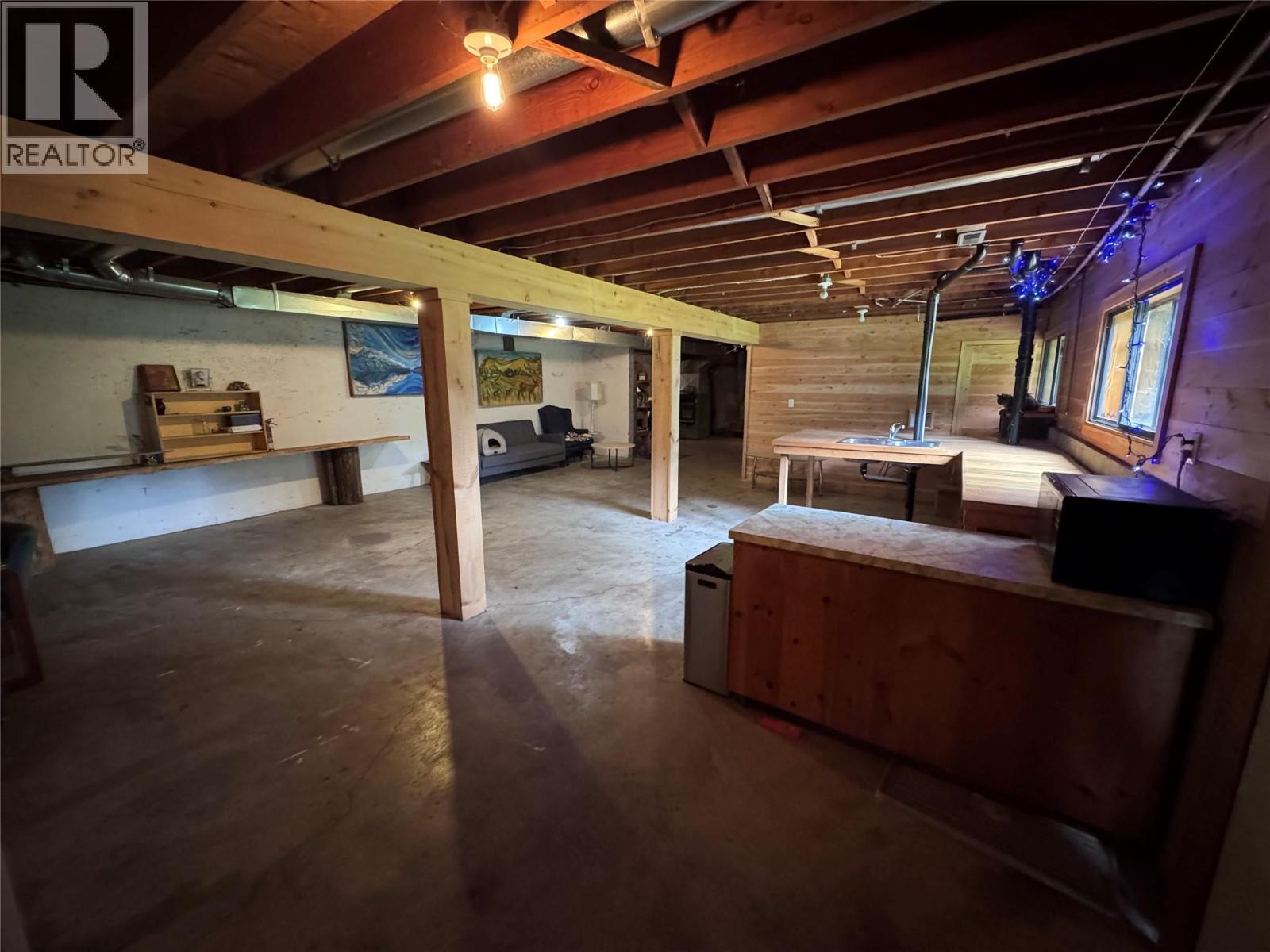 725 3 Highway, Cascade, BC