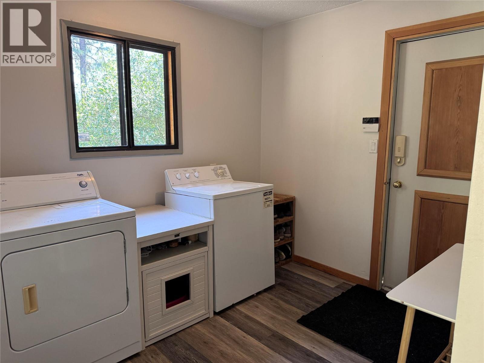 725 3 Highway, Cascade, BC