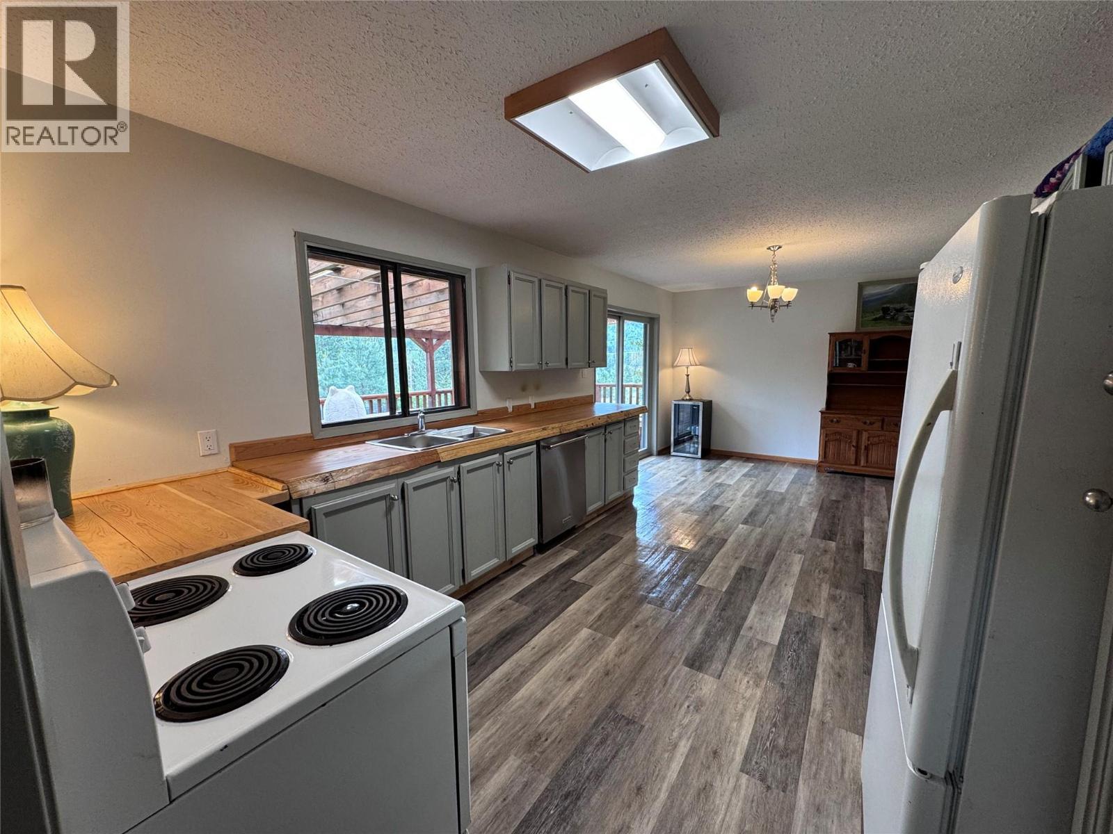 725 3 Highway, Cascade, BC